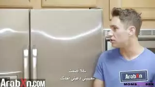 الام دائما في الخدمة لتقديم دروس النيك كس امهات مترجم