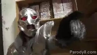 خدش اللاتكس الأحمر يحصلون على ثقوبهم في العمل