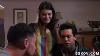 شقراء مفلس ، فاتنة ، تلعب لعبة الجنس المفضلة وحتى cums