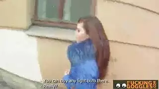 امرأة سمراء التشيكية قرنية هي ممارسة الجنس البري مع رجل أسود، في شقة فارغة ضخمة.