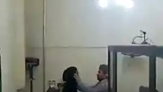 مسئول كردي ينيك موظفة في العمل