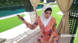 ربة منزل مسلمة مكبوتة تطلب من هانيدان أن يظهر صاحب الديك