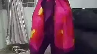 خادمة المطبخ قرنية تفعل وظيفتها