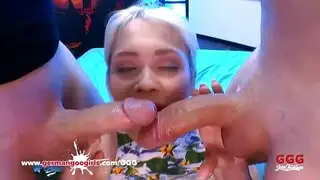 ناضجة امرأة شقراء شقراء مع الشعر البني