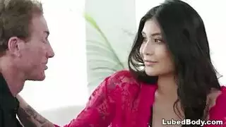 تتحمم عارية مع حبيبها العاري في الحمام ثم مساج ساخن ونيك في السرير