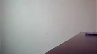 رجل طويل شعر سخيف لها