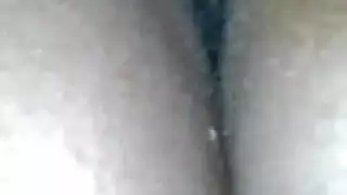يفرك فاتنة جميلة ولعق اثنين