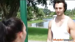 نيك كس بعد تمزيق البنطال و ادخال الزب من الخلف