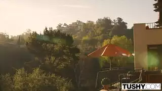 فتاتان بسيطتان تمارسان الجنس مع رجل ثري