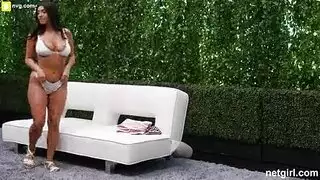 إنها تعيش تجربة مثيرة معه