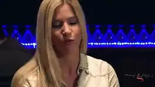 امرأة سمراء مع الثديين كبيرة ومستديرة معلقة في حانة