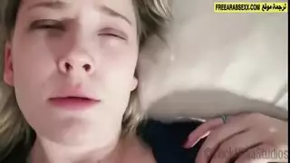 الام مرهقة من العمل والابن يريد ان ينيك