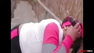 تمص زب اسمر كبير و طويل و تريد حلبه في فمها و شربه