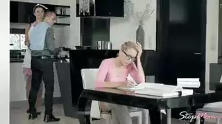 ثلاث الجنس مع امرأة سمراء وشقراء مارس الجنس سوبر جيدة