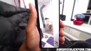 أخت أسود ، تلتقط زوجة الأب الرائحة في فيديو الاستحمام