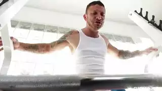 الفتاة تريد أن تمتص ديك رجل أجنبي ولا تخجل من زوجها
