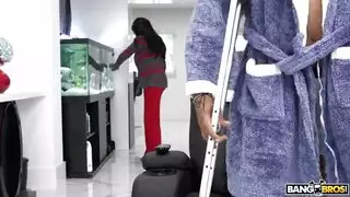 بنت شقراء قمورة تتناك من الفحل الزنجي وتمص زبه الكبير