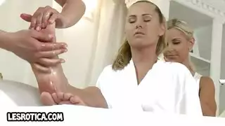 فاتنة الساخنة هو بالإصبع ويئن لاهتمامك