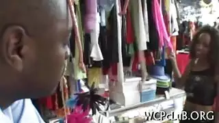 غالبًا ما يدخل القضيب في فتحة كس صغيرة