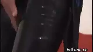 الكعب العالي يجعل المخنثين ينزلون داخل مجلة باب السيارة الصلب