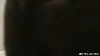 الابنة تقترح على امها ان تعمل لها مساج