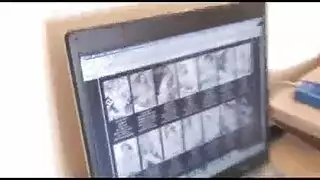 امرأة سمراء مذهلة في سن المراهقة الأكل على الديك.