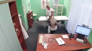 لديها ثديي كبير و العضو التناسلي النسوي حار جدا