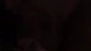 أحمر الشعر يحاول ديك في قدميها البيضاء مرح