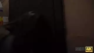 امرأة سمراء تعرف كيف تجعلك مثيرة
