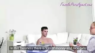 وكيل الاباحية مثير لعب جهاز الكمبيوتر الخاص بها