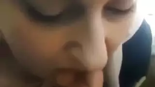 زوجة محجبة ترضع الزب في السيارة