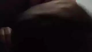 رجل يعتني بأحد رفقائه