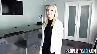 شقراء مع الثدي الصغيرة يريد ديك عميق في كس