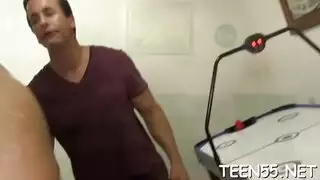 امرأة سمراء مفلس توافق على الحصول على creampie