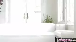 فتاة لأنها ترى القضيب يقفز على الفور لامتصاصه