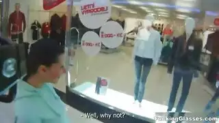 الصبي المخنث يتبول إلى النشوة الجنسية في الأماكن العامة