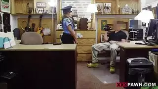 العملاقة تهزهز بعقب وبعقب المكونات.