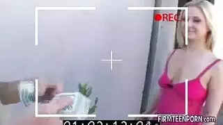 لقاء فاتنة مفعم بالحيوية مع صديقتها السوداء