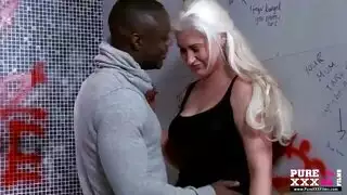 شقراء كبيرة يحب أن يأخذ هذا ديك سميكة على بي بي سي
