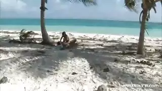 يقذف على ثدييها الكبيرين والجميلين بعد أن يخترق شرجها
