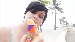 تمتص زوجة BBW ديكي وتأخذ شاعر مليون على وجهها.