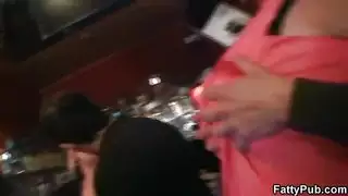 صديقة تمتص ديك صديقها في الحانة