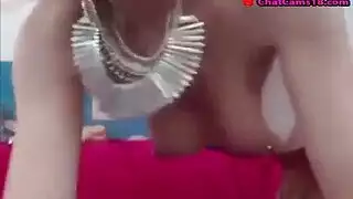 فتاة كام الوشم مع نظارات ضخمة مارس الجنس على كاميرا ويب.