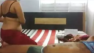امرأة سمراء مفلس تتمتع الديك الثابت