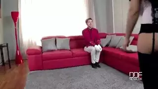 السيدة الغنية تتناك نيك مزدوج ساخن من عمال الفندق
