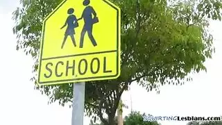 صغير السد اللعب لها الحمار