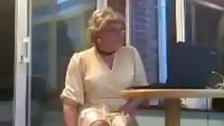 شقي ناضجة خنثى في الخارج انتقد