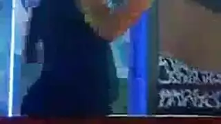 الهاوي جميل كريستين خلع ملابسها ونشر ساقيها