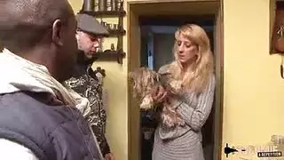 ديوث فرنسي يحضر افريقي لينيك زوجته