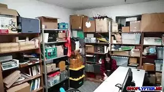 أودري رويال وحده يلعب في المطبخ.